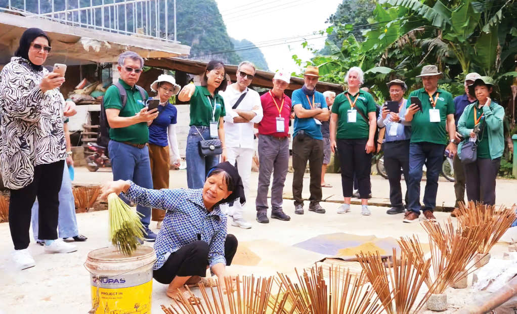 Đại biểu quốc tế trải nghiệm làng nghề tại các tuyến Công viên địa chất Non nước Cao Bằng trong khuôn khổ Hội nghị APGN-8.