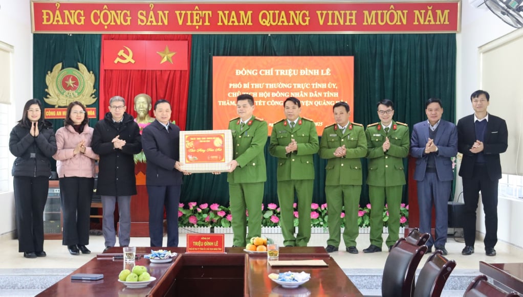 Phó Bí thư Tỉnh ủy Triệu Đình Lê và đoàn công tác thăm, tặng quà Tết cán bộ, chiến sĩ Công an huyện Quảng Hòa.