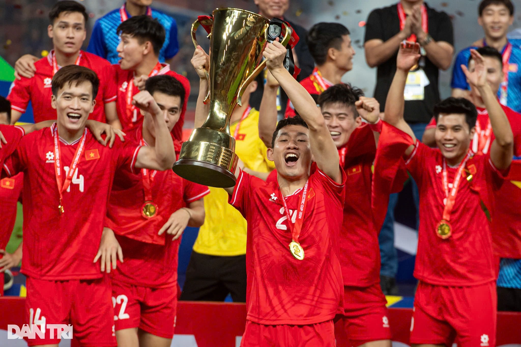 Tuyển Việt Nam vô địch AFF Cup: Vết gợn trên ngai vàng, bệ phóng tương lai - 3