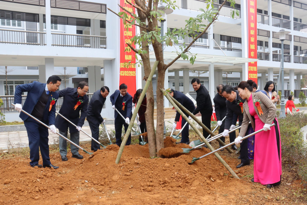 Bí thư Tỉnh ủy Quản Minh Cường cũng các đồng chí lãnh đạo tỉnh trồng cây lưu niệm tại khuôn viên Trung tâm y tế huyện Thạch An.