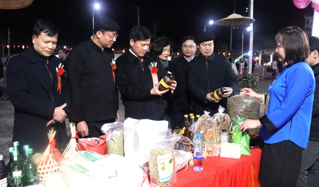 Lãnh đạo tỉnh tham quan các gian hàng trưng bày sản phẩm đặc hữu của đồng bào dân tộc huyện Bảo Lâm tại Ngày hội.