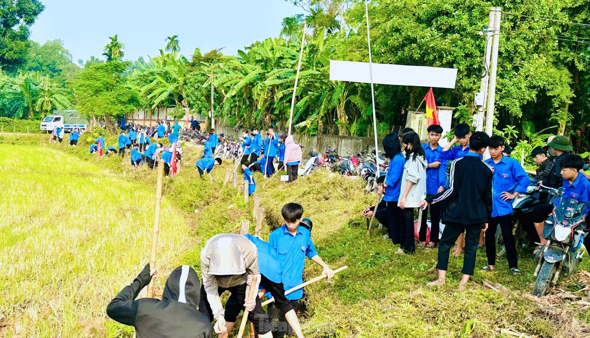 Hàng nghìn đoàn viên thanh niên nạo vét kênh mương, hưởng ứng ngày toàn dân làm thủy lợi ảnh 4