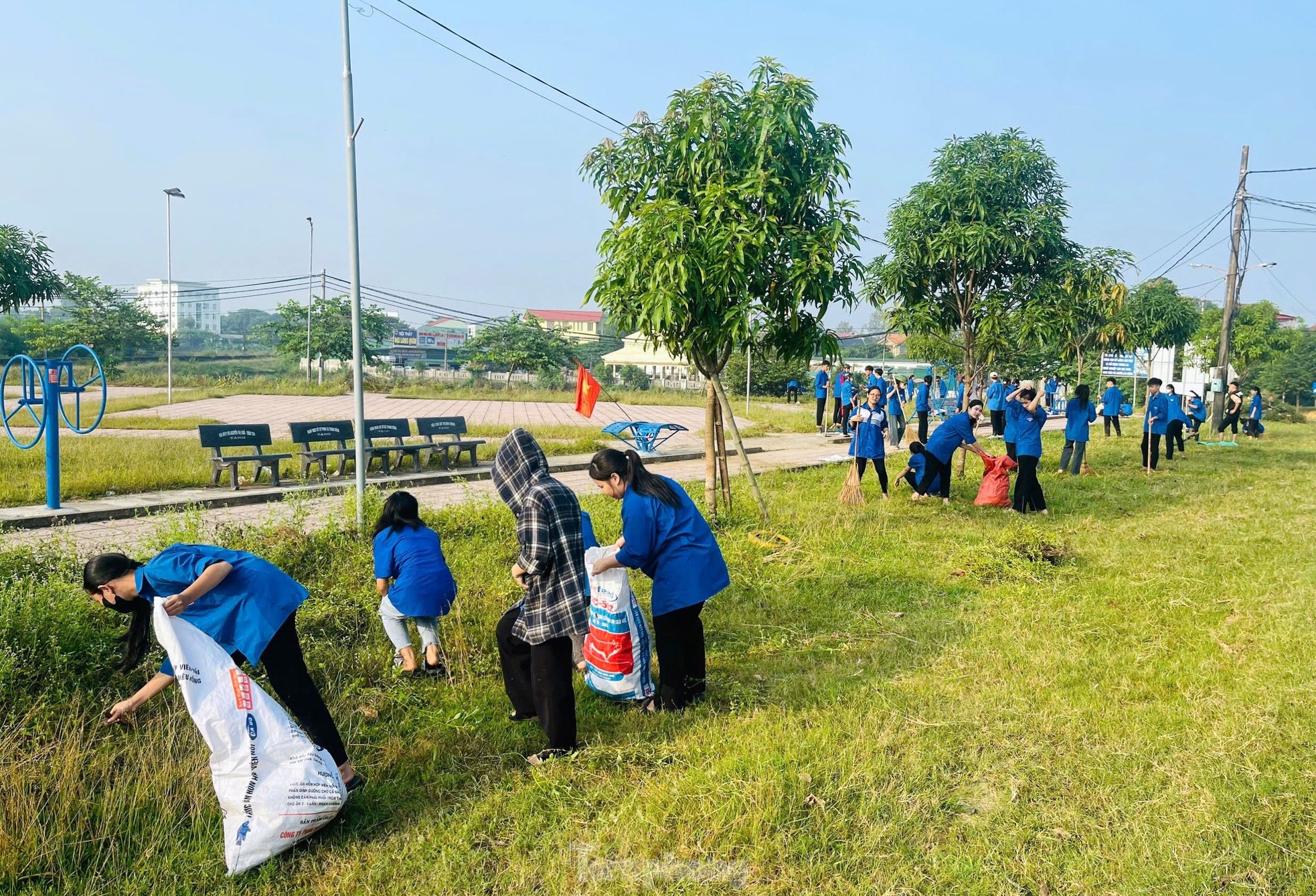 Hàng nghìn đoàn viên thanh niên nạo vét kênh mương, hưởng ứng ngày toàn dân làm thủy lợi ảnh 6