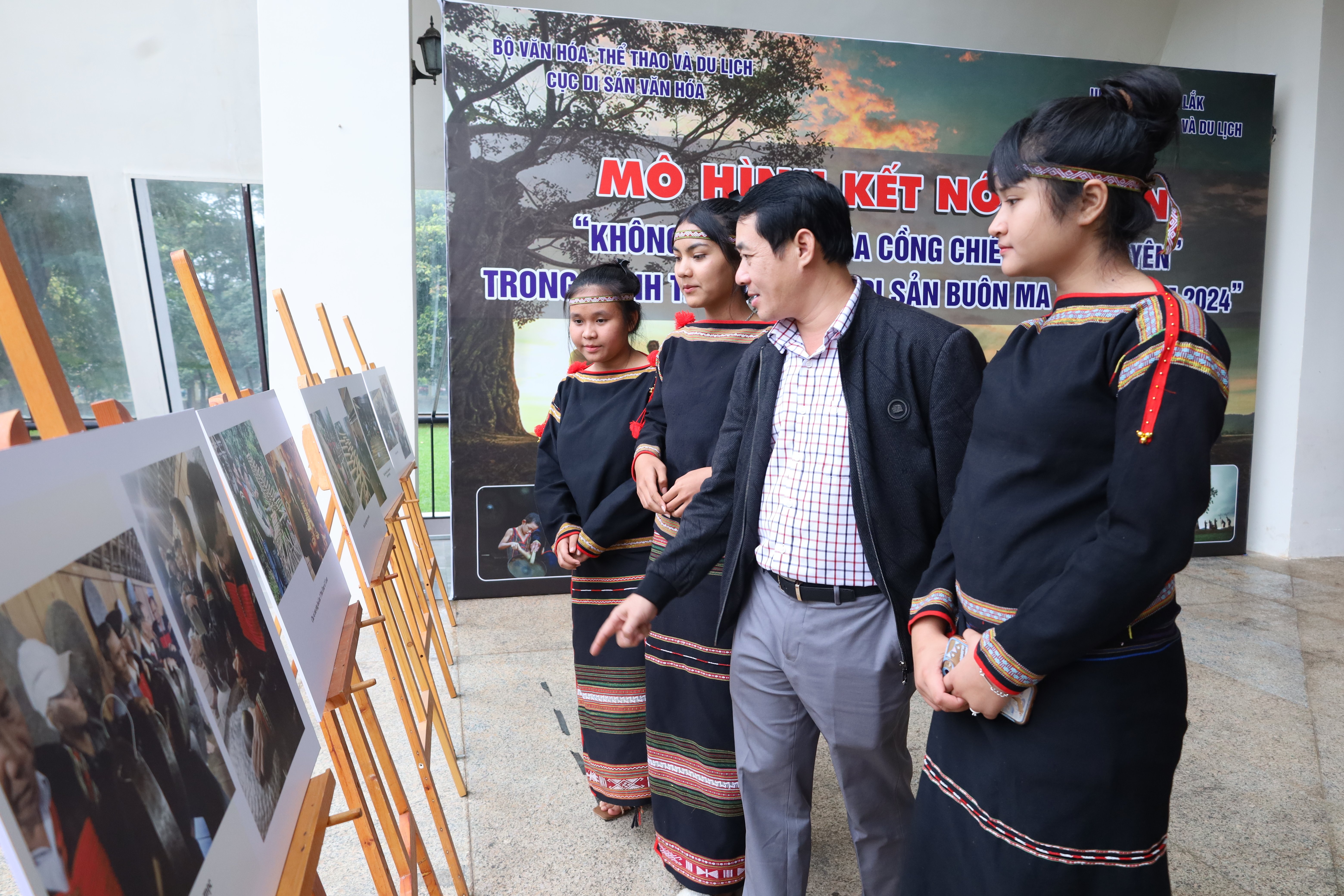 Đại biểu tìm hiểu hình ảnh trưng bày tại Bảo tàng Đắk Lắk.