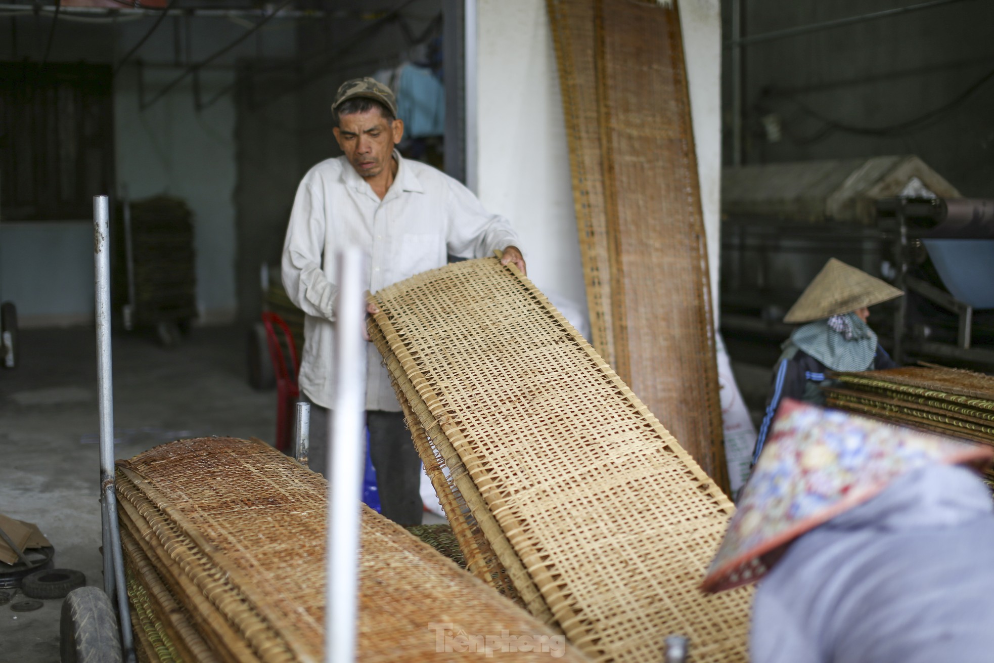 Làng bánh tráng nức tiếng Bình Định tranh thủ nắng ráo nổi lửa kịp phục vụ Tết ảnh 2