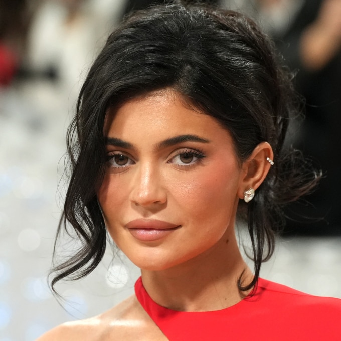 Kylie Jenner - người mẫu, nữ doanh nhân người Mỹ, sinh năm 1997 tuổi Đinh Sửu. Cô là một trong những tỷ phú tự thân trẻ nhất thế giới.