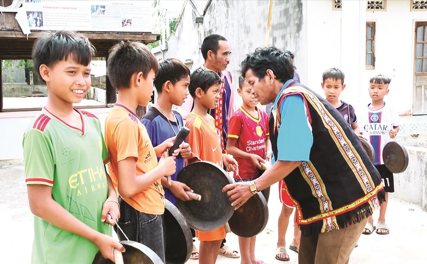 Ông A Lưng ở làng Lung, xã Ya Xiêr, huyện Sa Thầy thường xuyên truyền dạy cồng chiêng cho thế hệ trẻ