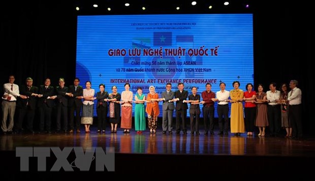 Giao luu nghe thuat ton vinh sac mau van hoa cac thanh vien ASEAN hinh anh 1