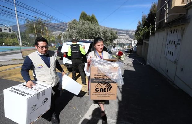 Nguoi dan Ecuador bat dau cuoc tong tuyen cu bau chon tong thong hinh anh 1