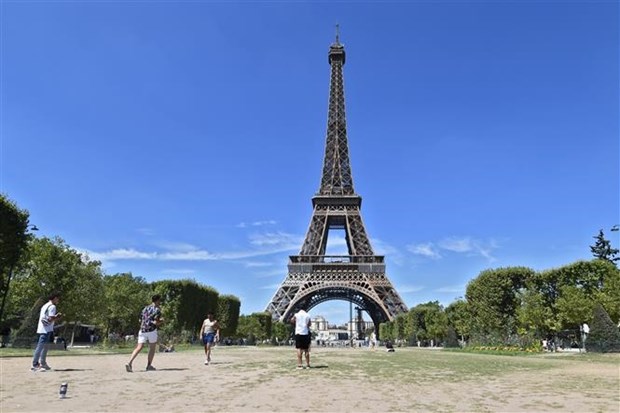 Phap so tan du khach khoi Thap Eiffel do canh bao an ninh hinh anh 1