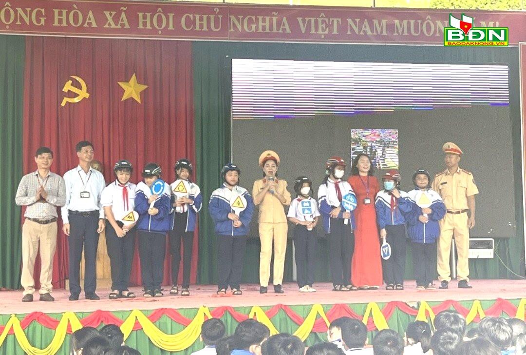 nhieu-soc-sinh-truong-thcs-nguyen-binh-khiem-tham-gia-tra-loi-cau-hoi-ve-atgt(1).jpg