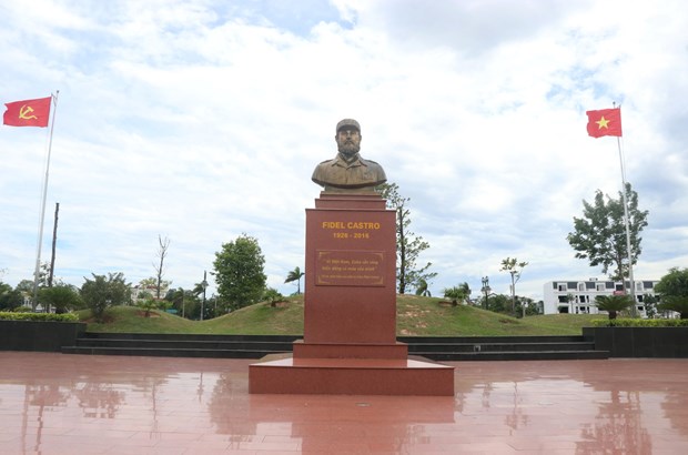 Dang hoa tuong niem tai Tuong dai Lanh tu Fidel Castro o Quang Tri hinh anh 1