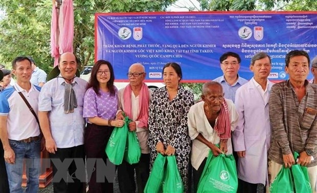 Trao gui yeu thuong toi nguoi dan co hoan canh kho khan tai Campuchia hinh anh 1