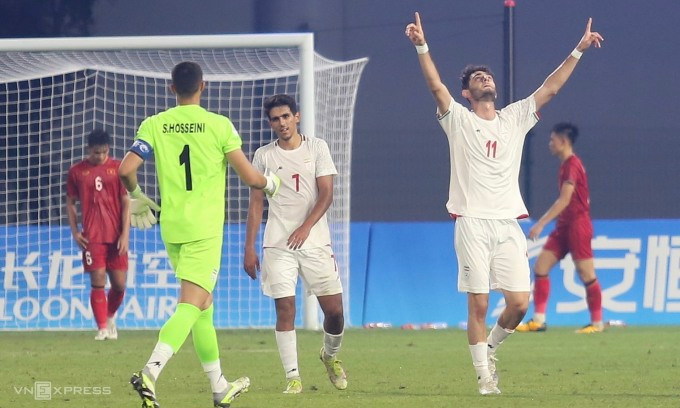 Cầu thủ Iran mừng bàn ấn định tỷ số 4-0.