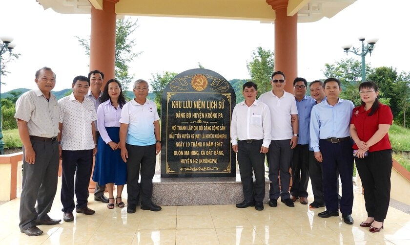 Để tăng cường sự lãnh đạo của Đảng, ngày 10-8-1947, tại buôn Ma Hing (xã Đất Bằng), Chi bộ Đảng Cộng sản đầu tiên của huyện H2 được thành lập. Ảnh: Mộc Trà ảnh 3