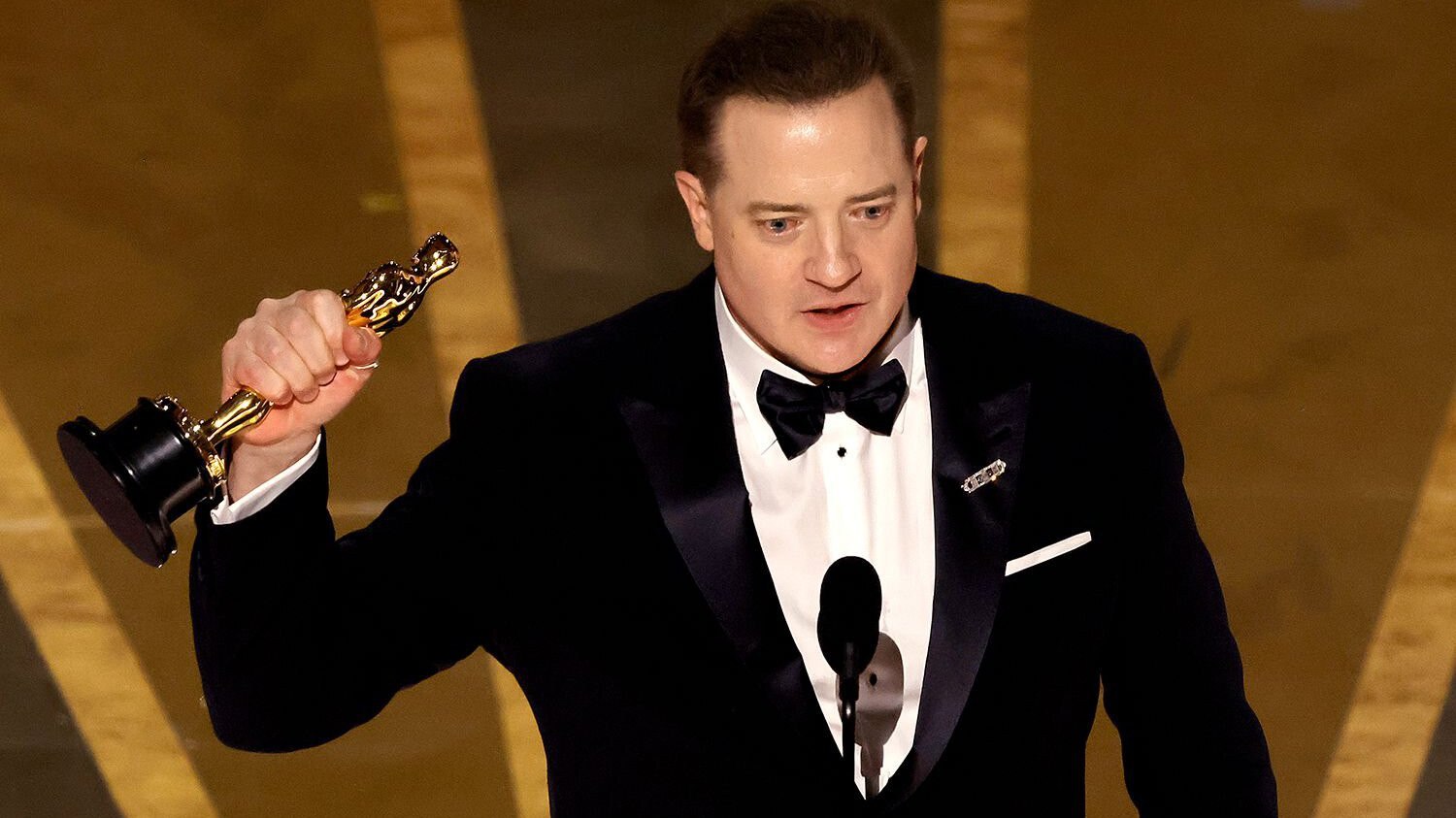 Brendan Fraser xúc động khi được xướng tên tại Oscar 2023