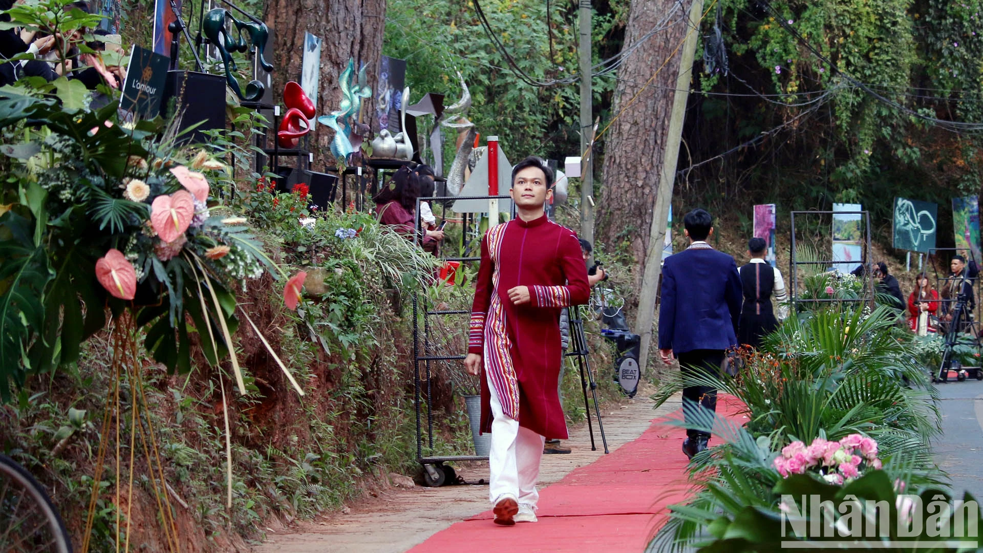 “Hoa Lang Biang” của nhà thiết kế K’Jona “bay” trên đường phố Đà Lạt ảnh 10