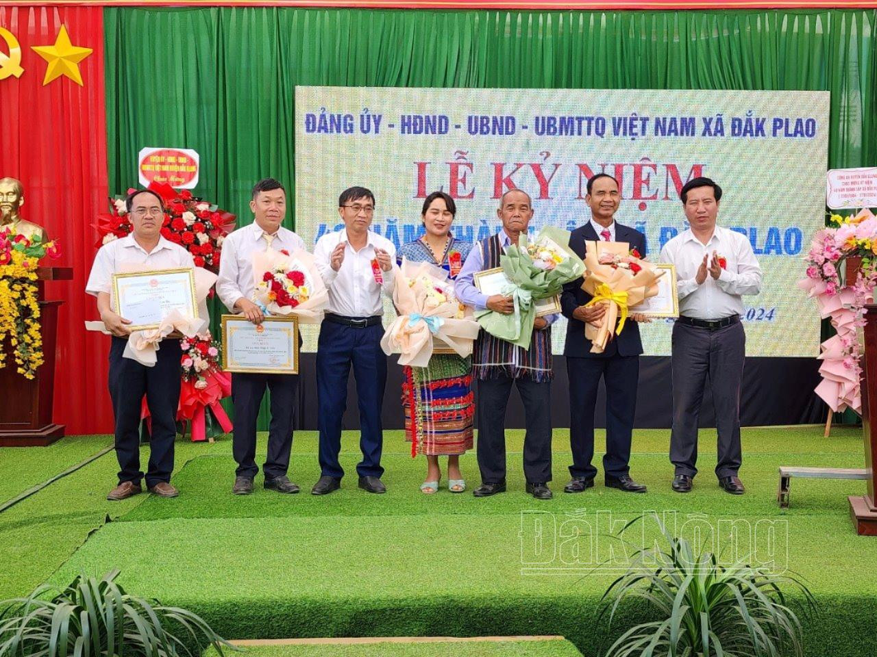 Biểu dương, khen thưởng tập thể, cá nhân có nhiều đóng góp xây dựng, phát triển xã Đắk P'lao