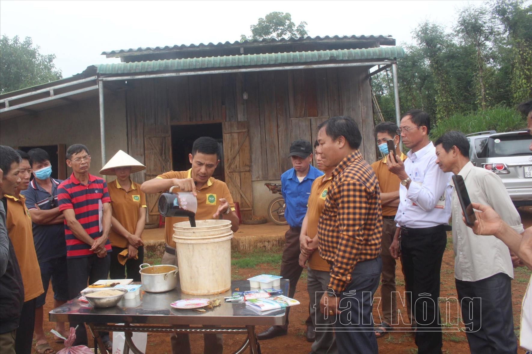 Anh Hà Công Xã, thành viên HTX hướng dẫn kỹ thuật chế biến phân hữu cơ cho nông dân