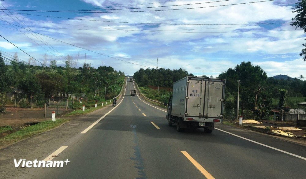 Phương tiện lưu thông trên đoạn tuyến đường Hồ Chí Minh qua khu vực Tây Nguyên. (Ảnh: Việt Hùng/Vietnam+)