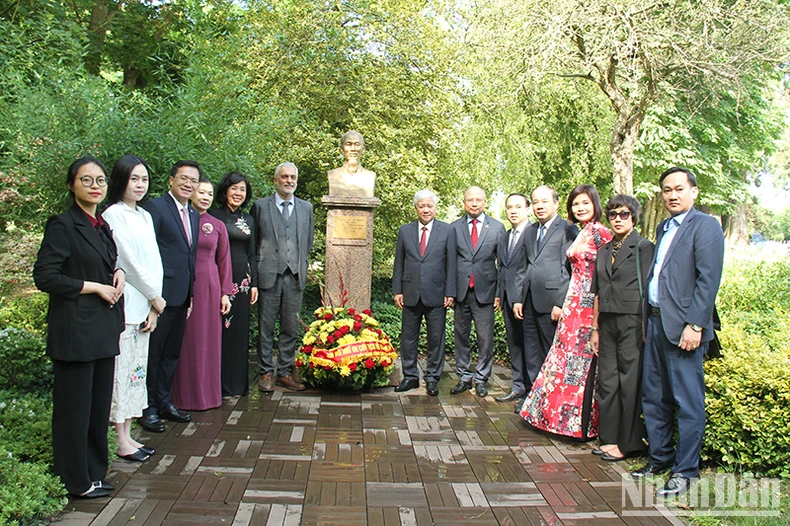 Đoàn đại biểu Đảng Cộng sản Việt Nam dâng hoa tại tượng Bác Hồ ở Pháp ảnh 4