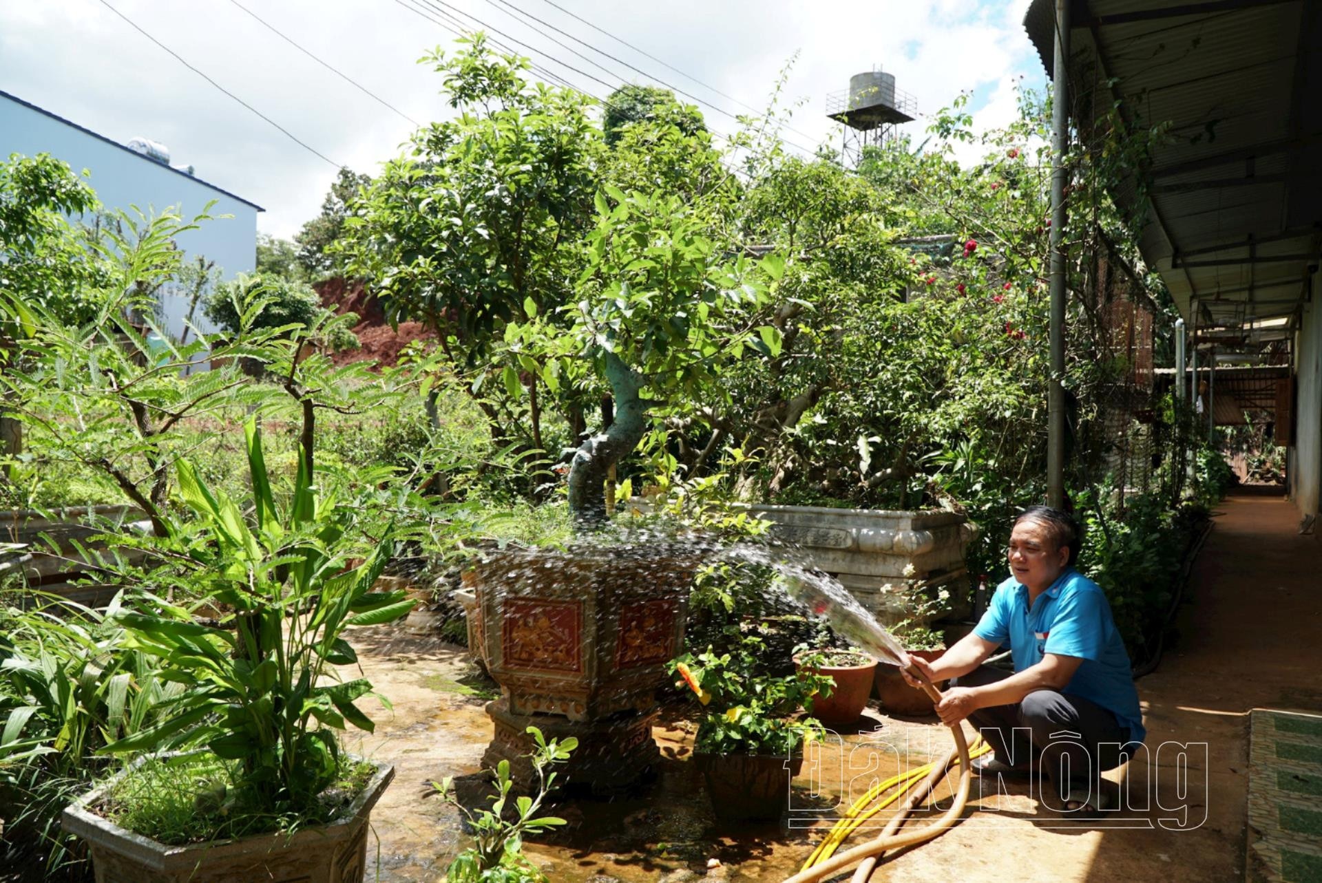 Ông Vũ Văn Bàn, ở bon Bu Nơ B, xã Quảng Tâm, huyện Tuy Đức ở sát công trình nước sạch nhưng sau nhiều năm công trình hư hỏng, ông đã đầu tư giếng khoan để chủ động nước sinh hoạt