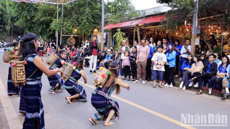 Thưởng lãm “Ánh sáng nghệ thuật” trên Cung đường nghệ thuật Đà Lạt ảnh 3