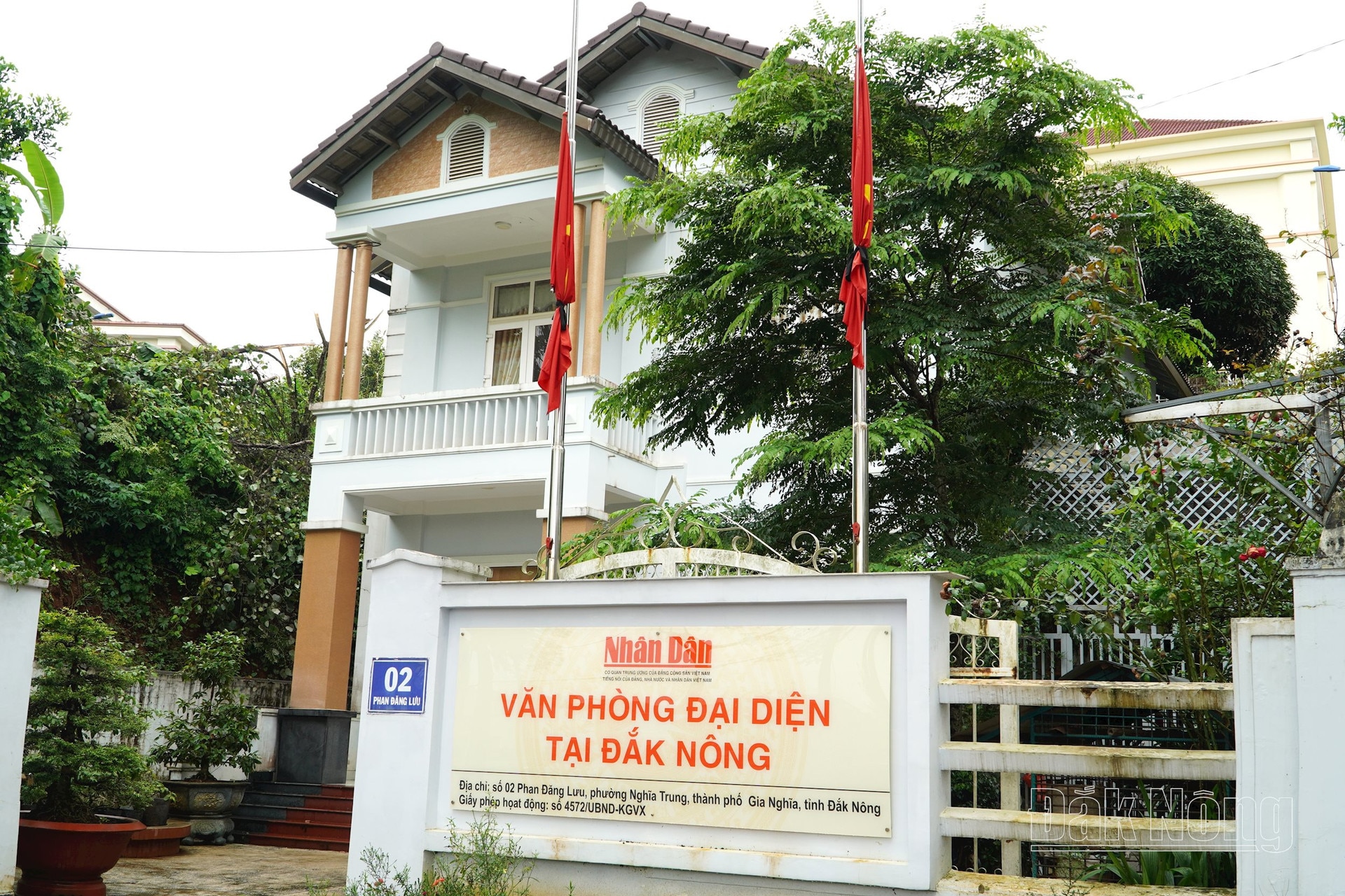 Văn phòng đại diện Báo Nhân Dân tại Đắk Nông treo cờ rủ sớm tưởng nhớ, tiếc thương Tổng Bí thư Nguyễn Phú Trọng