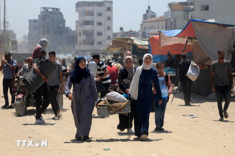 Người dân sơ tán khỏi khu vực phía Đông thành phố Khan Younis, Dải Gaza ngày 2/7. (Ảnh: THX/TTXVN)