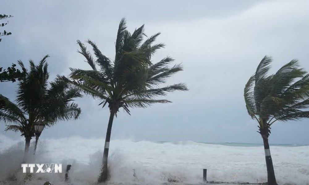 Sóng lớn và gió mạnh khi bão Beryl quét qua Hastings, Barbados, ngày 1/7/2024. (Ảnh: AP/TTXVN)