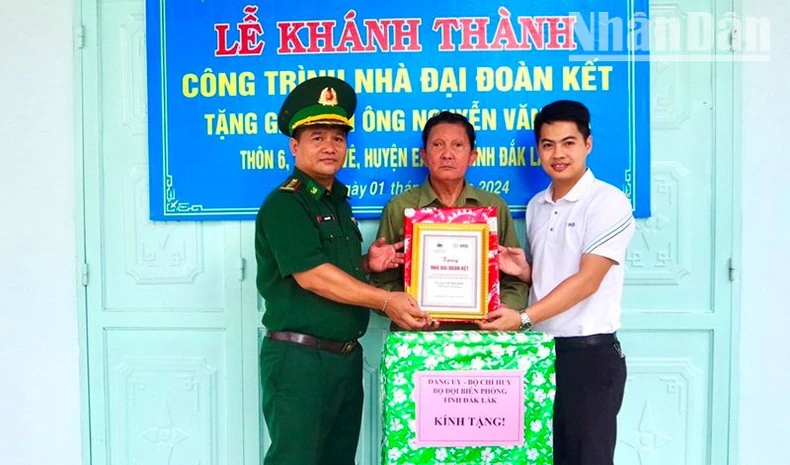  Khánh thành 2 nhà Đại đoàn kết tặng hộ nghèo tại xã biên giới Ia Rvê ảnh 1