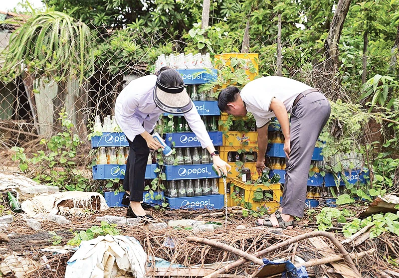 Người dân tỉnh Đắk Nông hưởng ứng chiến dịch vệ sinh môi trường, diệt bọ gậy để phòng chống dịch sốt xuất huyết.