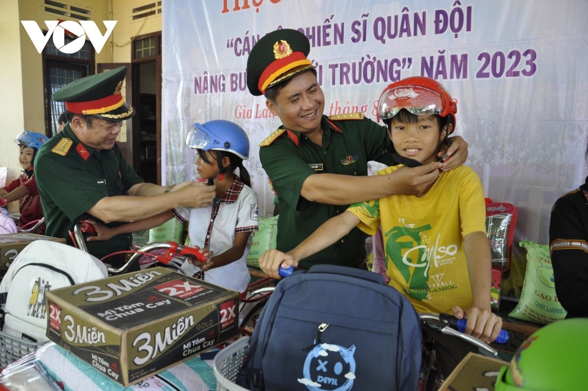 khen thuong 104 gia lang, nguoi uy tin o bien gioi gia lai, kon tum hinh anh 1