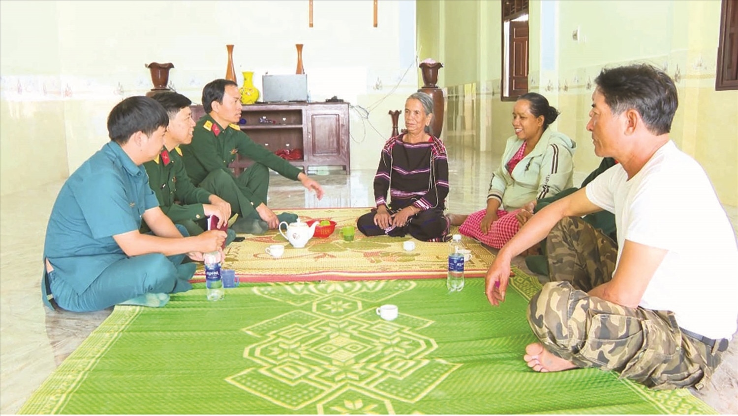  Già làng, Người có uy tín Siu H’Phyin, làng Goòng, xã Ia Mơ đã góp phần cùng lực lượng vũ trang và chính quyền địa phương tuyên truyền, vận động bà con làng Goòng cùng nhau giữ bình yên biên giới