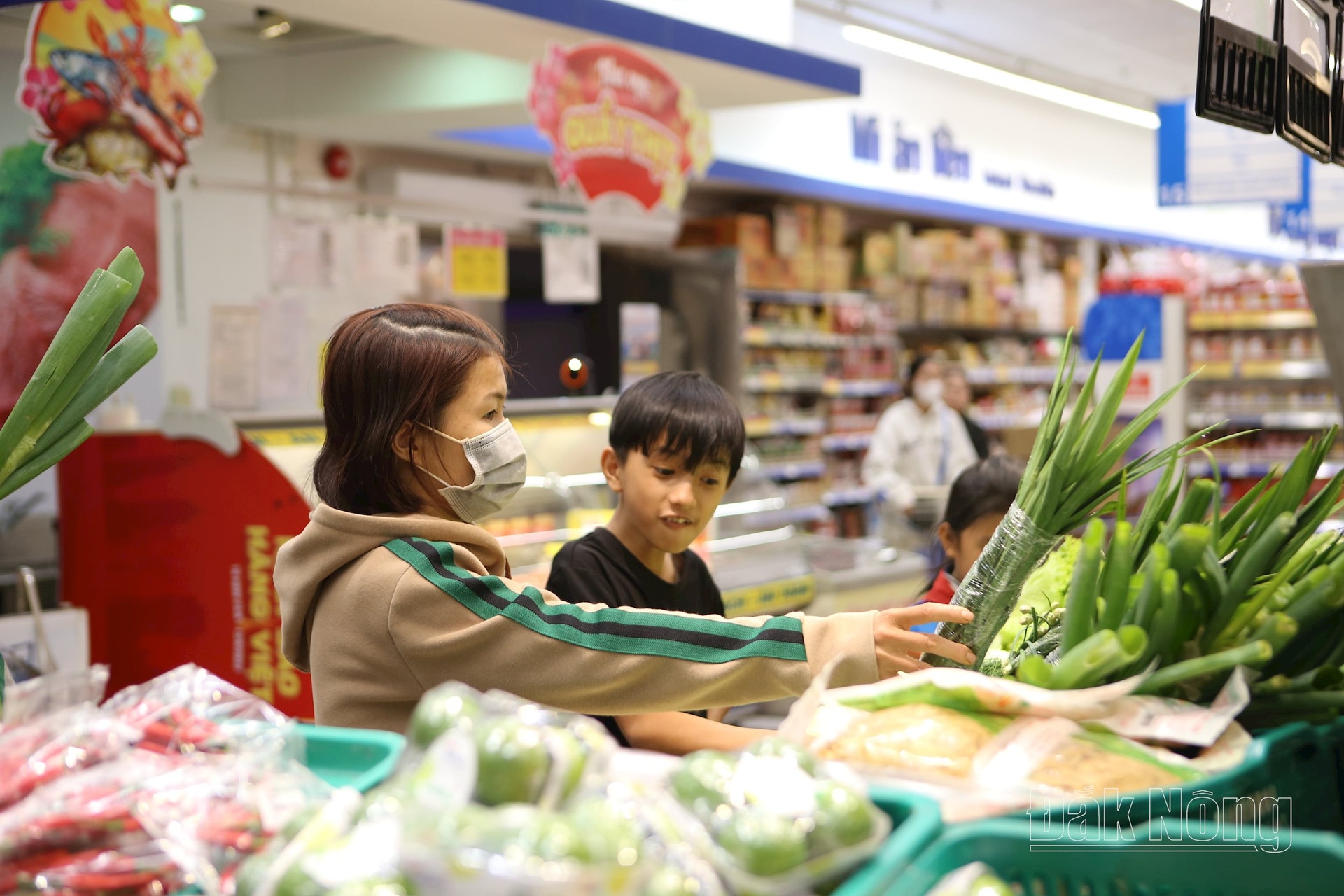 Thanh toán không dùng tiền mặt giúp người dân thuận tiện, an toàn khi đi mua sắm hàng hóa 