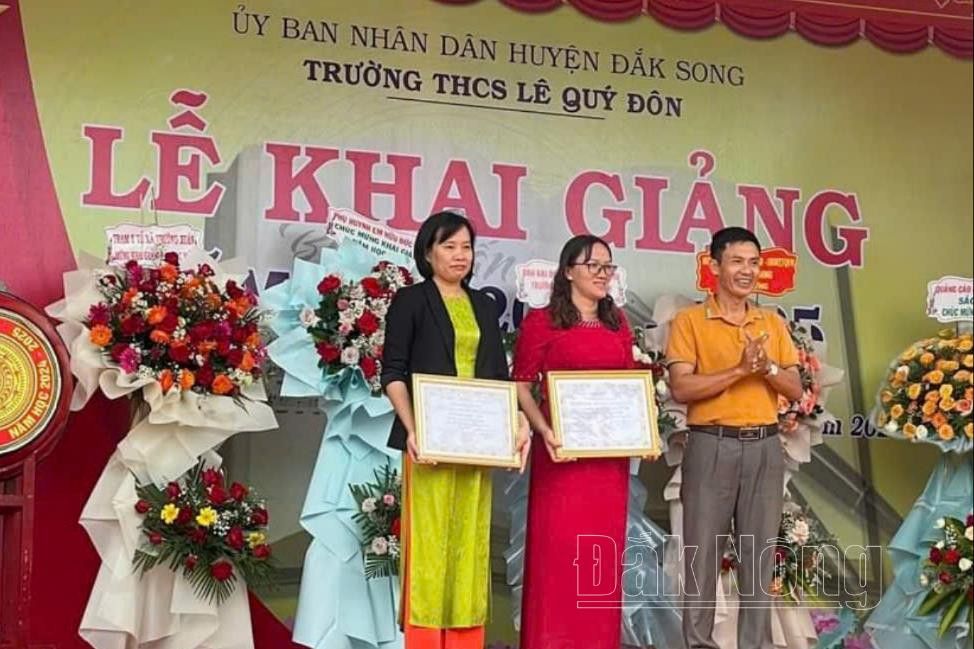 Đại diện HTX Bechamp Đắk Nông trao chứng nhận danh hiệu “Người thầy truyền lửa xuất sắc” cho các giáo viên huyện Đắk Song