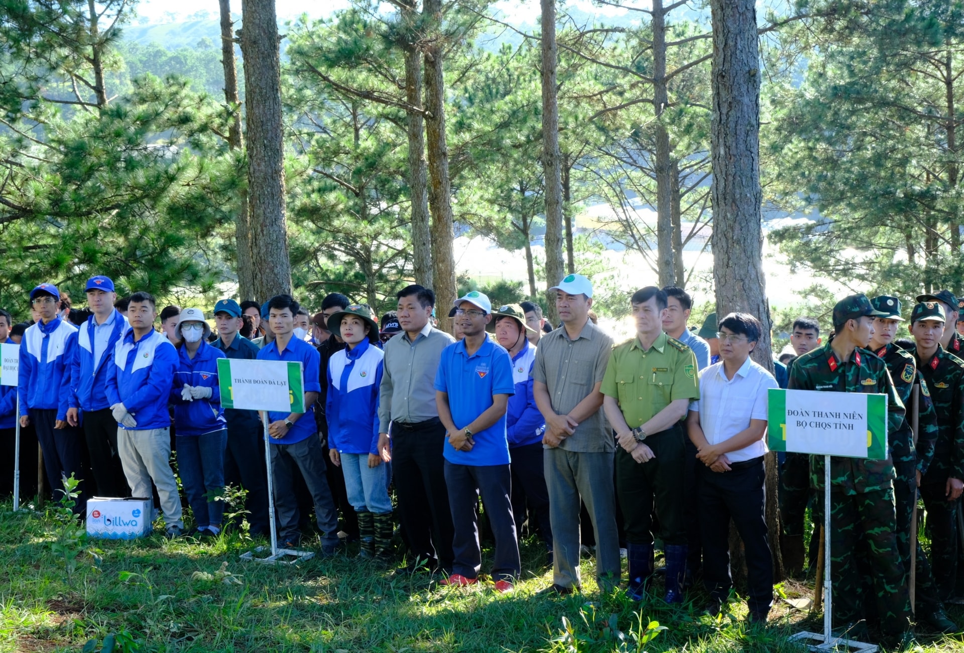 대표단과 다랏시의 노조원, 청소년 500명 이상이 출범식에 참석했습니다.