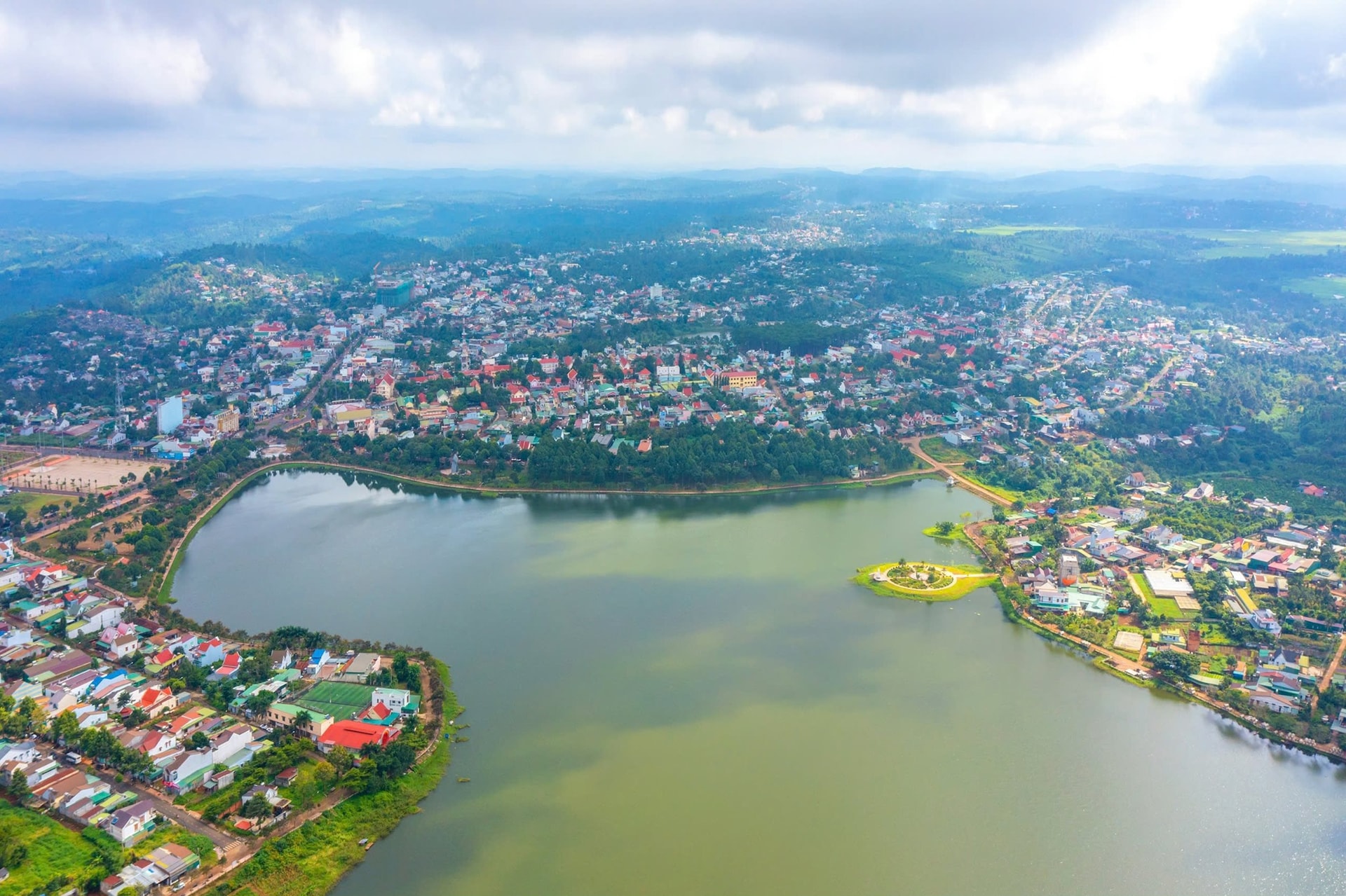 Hồ núi lửa nằm tại khu vực trung tâm thị trấn Đăk Mil, chu vi hơn 10km, diện tích mặt thoáng khoảng 108 ha với điểm sâu nhất từ ​​15 -17 m