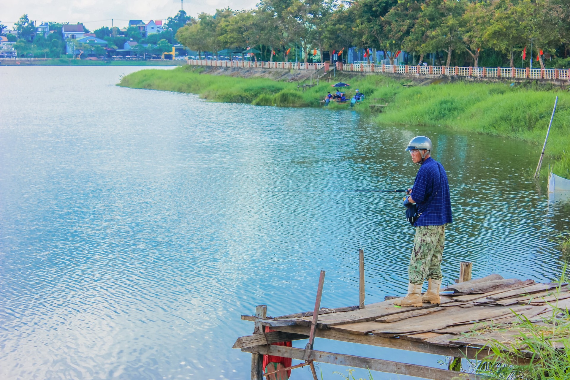 Người dân câu cá xung quanh hồ núi lửa