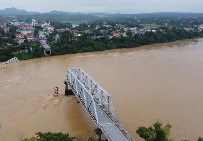 Current status of Phong Chau bridge on National Highway 2C.