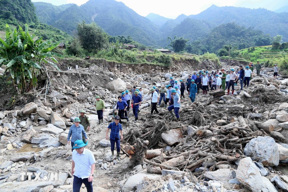 El jefe del Departamento Central de Propaganda, Nguyen Trong Nghia, y la delegación de trabajo inspeccionaron los daños causados ​​por la tormenta Nº 3 en la comuna de Ngoc Chien, distrito de Muong La, provincia de Son La. (Foto: Quang Quyet/VNA)