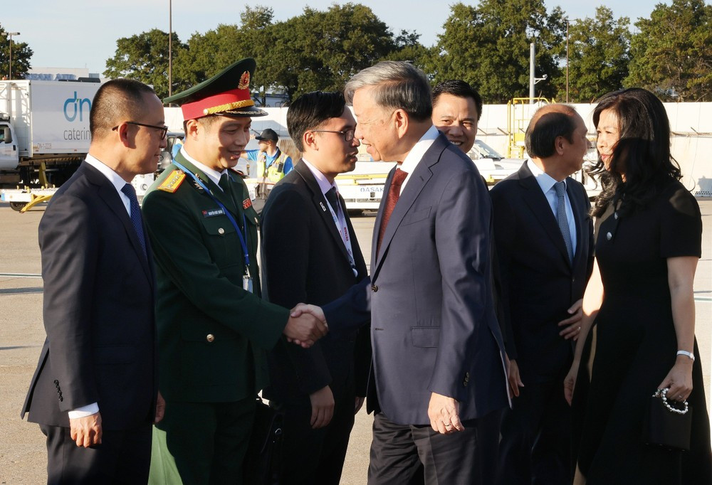 代表団は、J.F.ケネディ国際空港で、ト・ラム書記長兼主席夫妻とベトナムの高官代表団を出迎えた。 （写真：ラム・カーン/VNA）