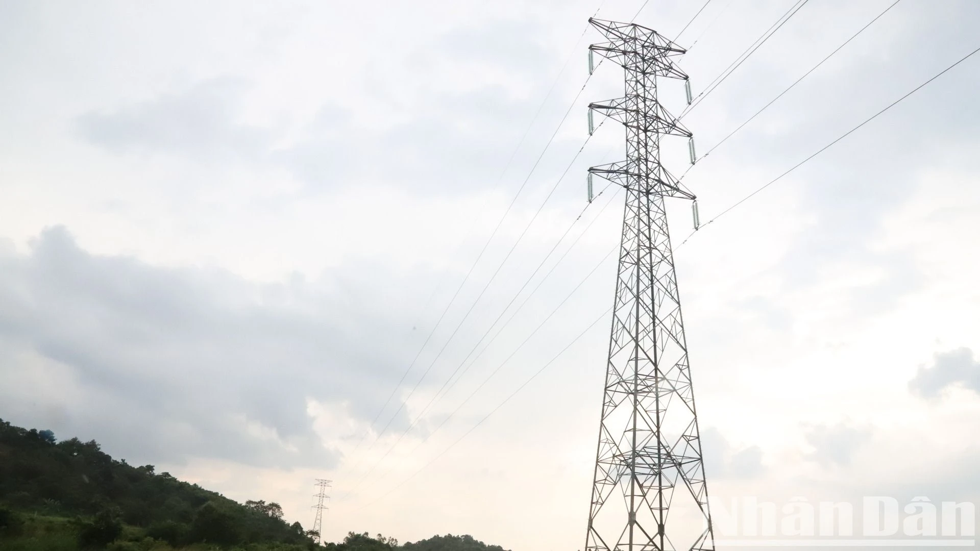 Trụ điện Trạm biến áp 220kV Krông Ana “mọc” giữa đường Hồ Chí Minh đoạn tránh phía đông thành phố Buôn Ma Thuột ảnh 2