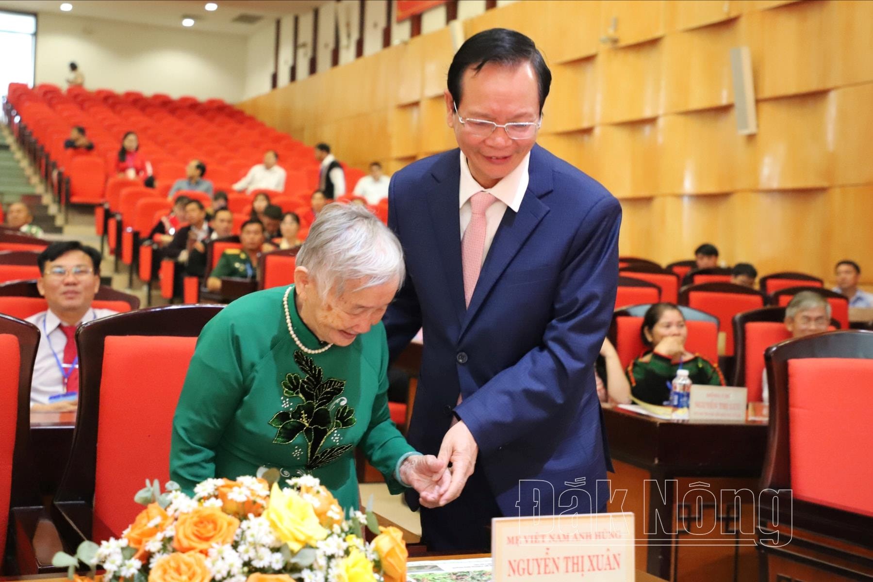 Đồng chí Ngô Thanh Danh, Bí thư Tỉnh ủy, Trưởng Đoàn ĐBQH tỉnh thăm hỏi và tặng quà Mẹ VNAH Nguyễn Thị Xuân