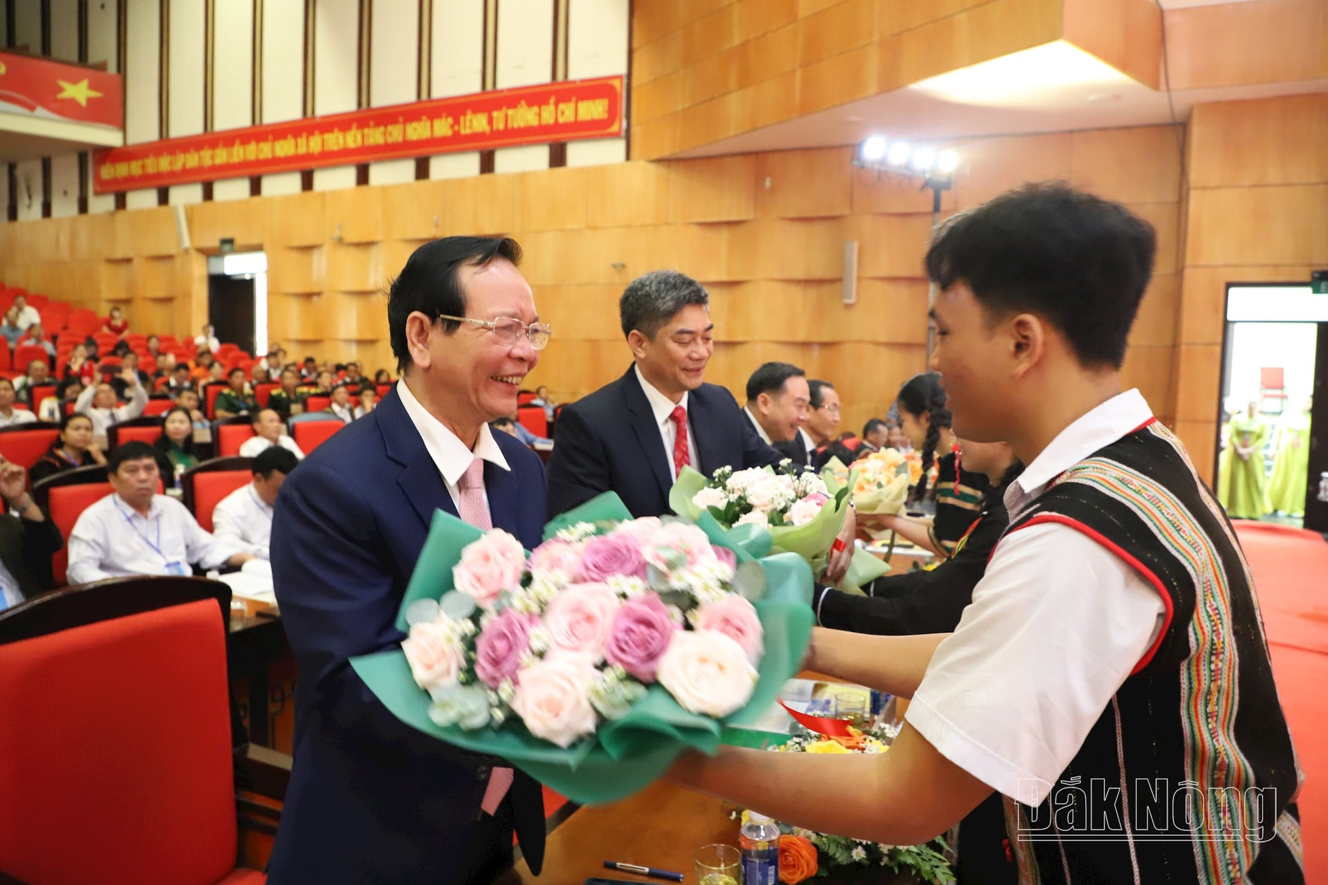 Tuổi trẻ các dân tộc tỉnh Đắk Nông tặng hoa đồng chí Ngô Thanh Danh, Bí thư Tỉnh ủy, Trưởng Đoàn ĐBQH tỉnh và các đại biểu tham dự Đại hội