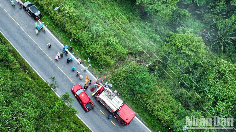 Ô-tô rơi vực sâu trên đèo Bảo Lộc làm 2 người thương vong ảnh 2