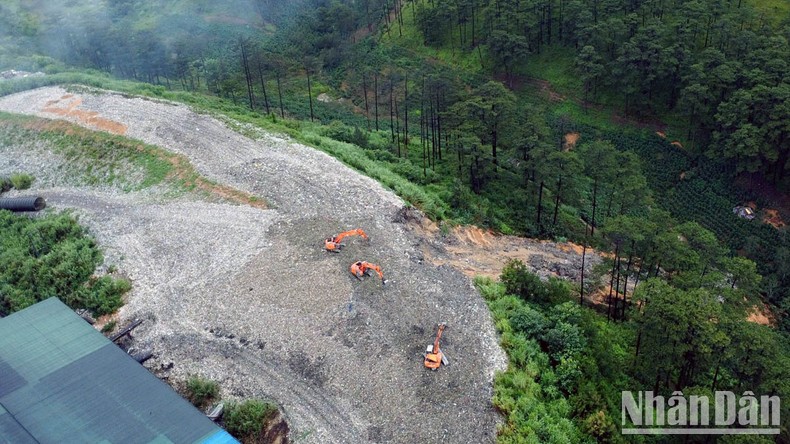 Rác từ khu nhà máy xử lý rác trượt xuống vườn cà-phê của người dân tại Đà Lạt ảnh 2