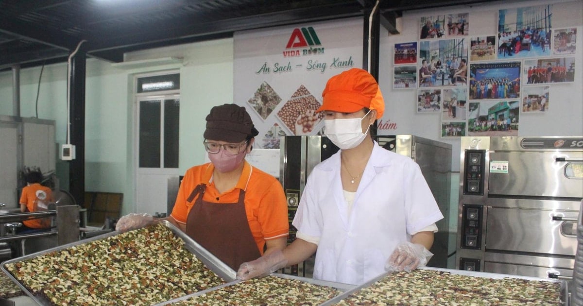 Gia Nghia compte 4 554 établissements commerciaux, de services et industriels.