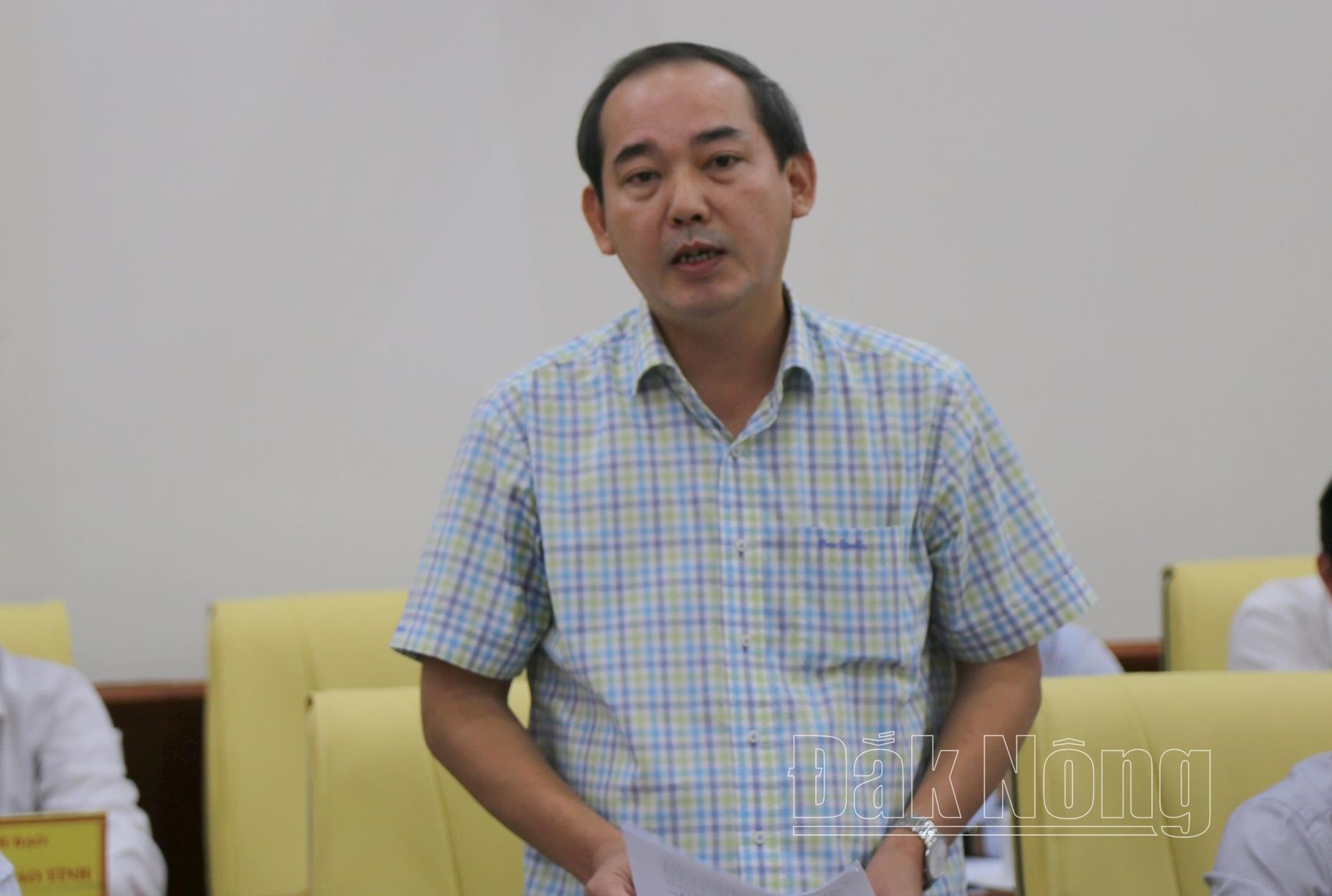 Deputy Director of Dak Nong Department of Natural Resources and Environment Vo Van Minh informed about the progress of issuing regulations to implement the Land Law at the regular meeting on Dak Nong's socio-economic situation in the first 9 months of 2024.