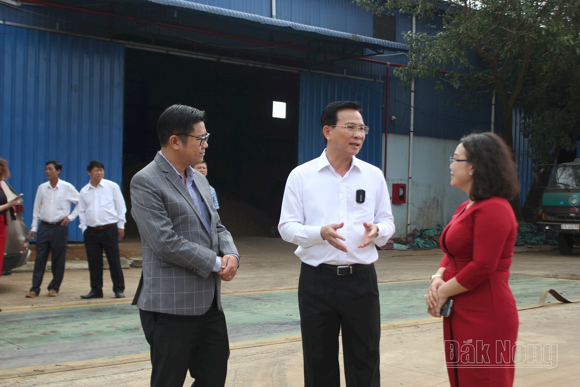 El subsecretario del Comité Provincial del Partido y presidente del Comité Popular Provincial de Dak Nong, Ho Van Muoi, visitó y alentó a los empresarios y empresas.